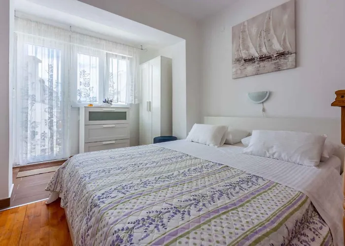 Apartment In 14216 *